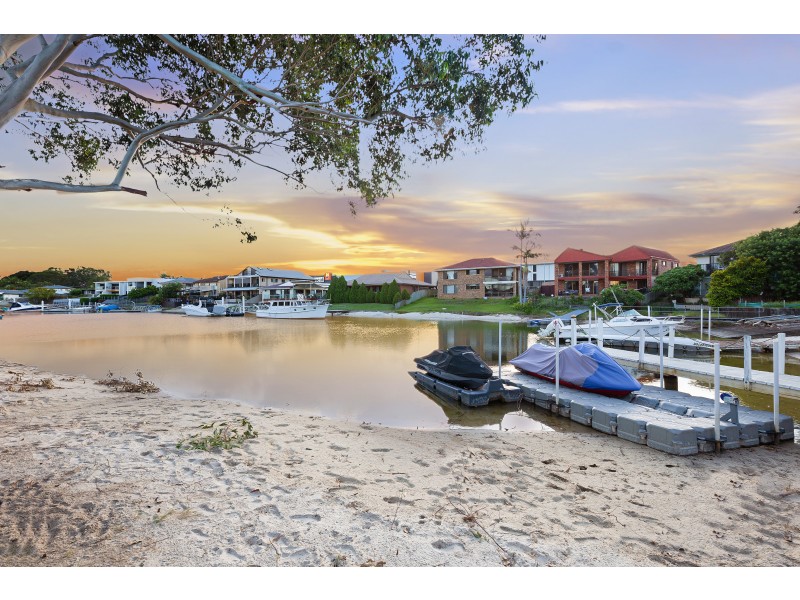 1/8 Inga Avenue, Surfers Paradise QLD 4217