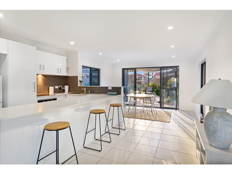 1/8 Inga Avenue, Surfers Paradise QLD 4217