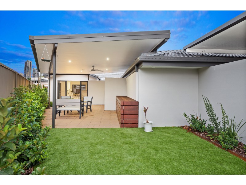 1/8 Inga Avenue, Surfers Paradise QLD 4217