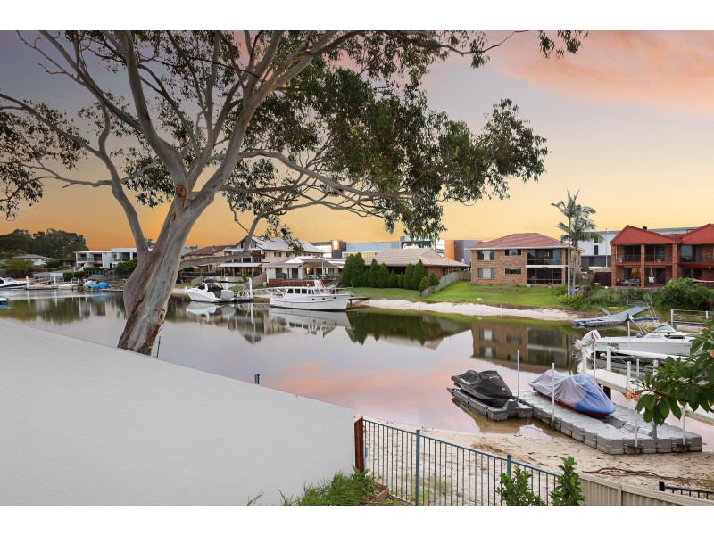 1/8 Inga Avenue, Surfers Paradise QLD 4217