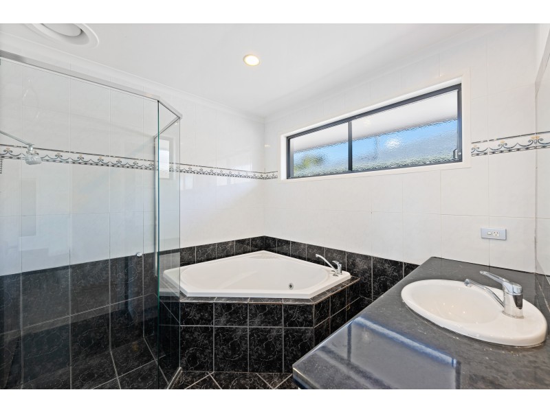 5 Reef Court, Mermaid Waters QLD 4218