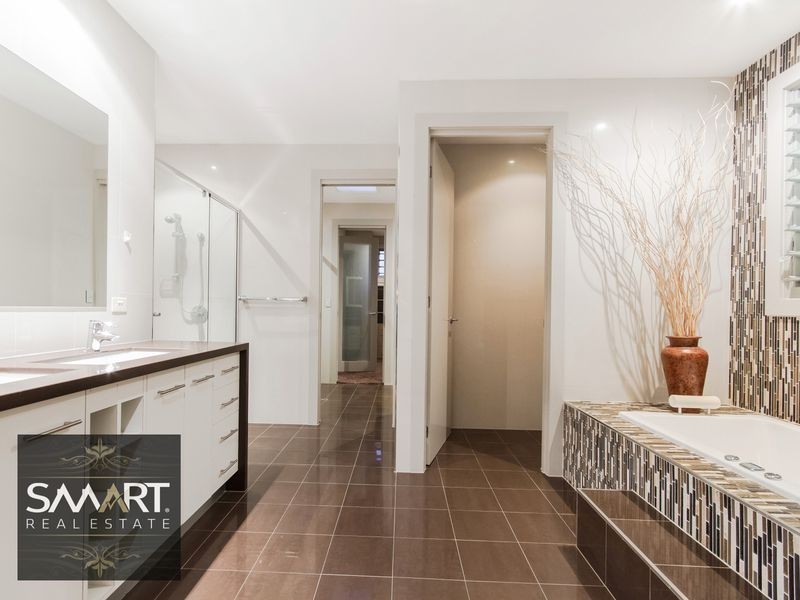 3028 The Boulevarde, Benowa QLD 4217