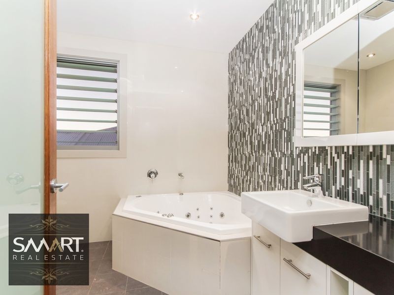 3028 The Boulevarde, Benowa QLD 4217