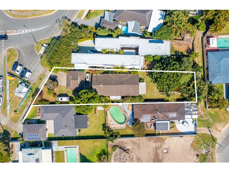 9 Holland Court, Broadbeach Waters QLD 4218