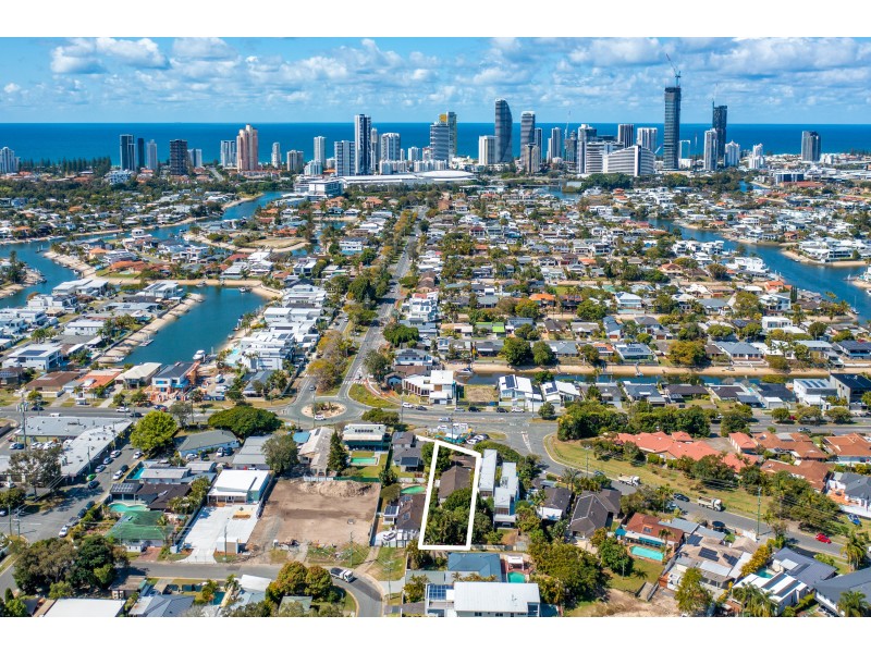 9 Holland Court, Broadbeach Waters QLD 4218