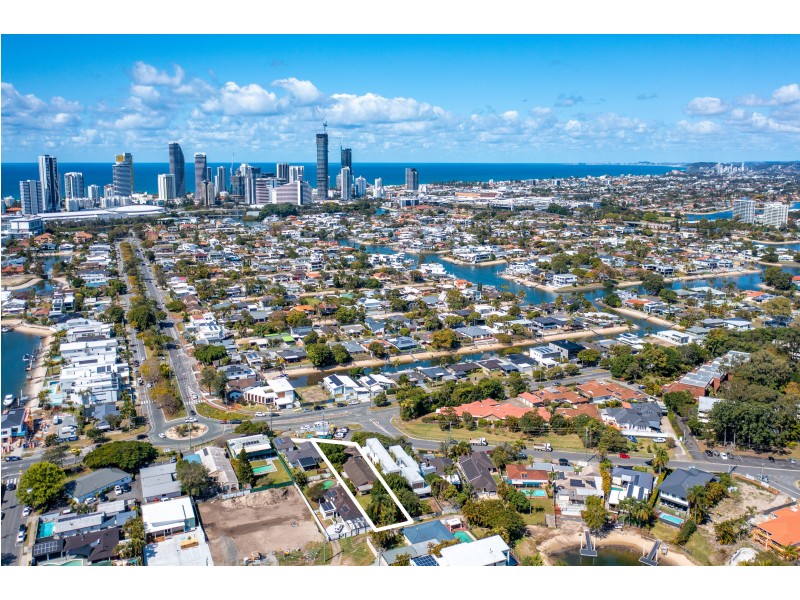 9 Holland Court, Broadbeach Waters QLD 4218