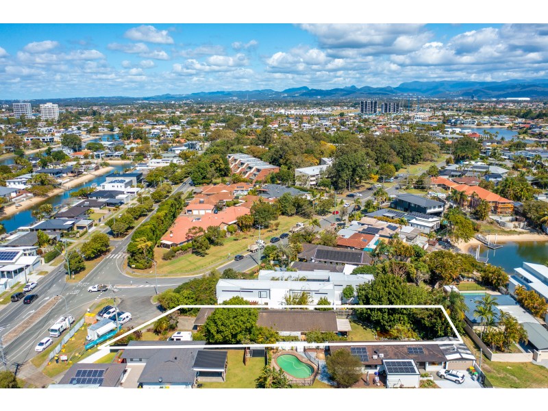 9 Holland Court, Broadbeach Waters QLD 4218