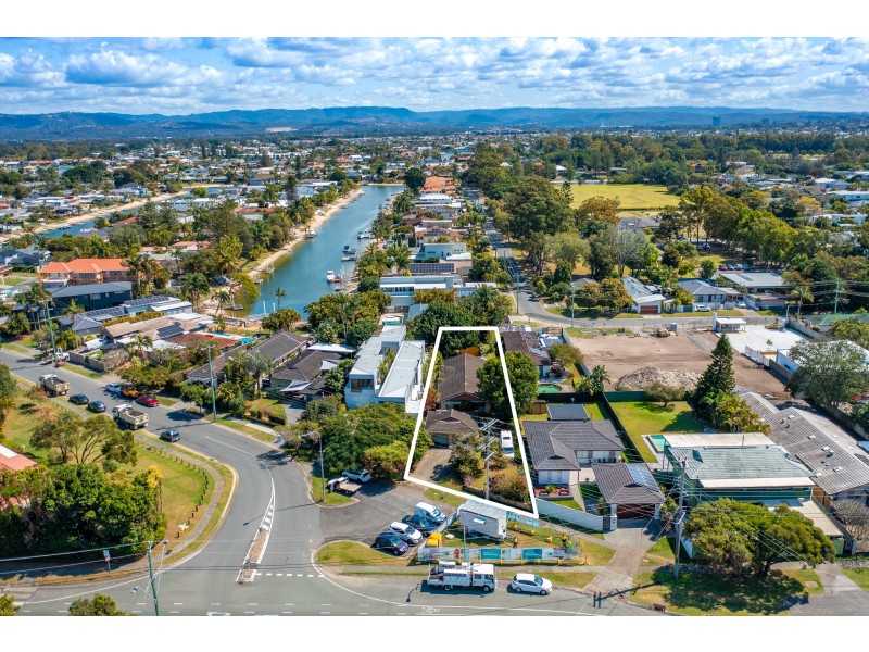 9 Holland Court, Broadbeach Waters QLD 4218