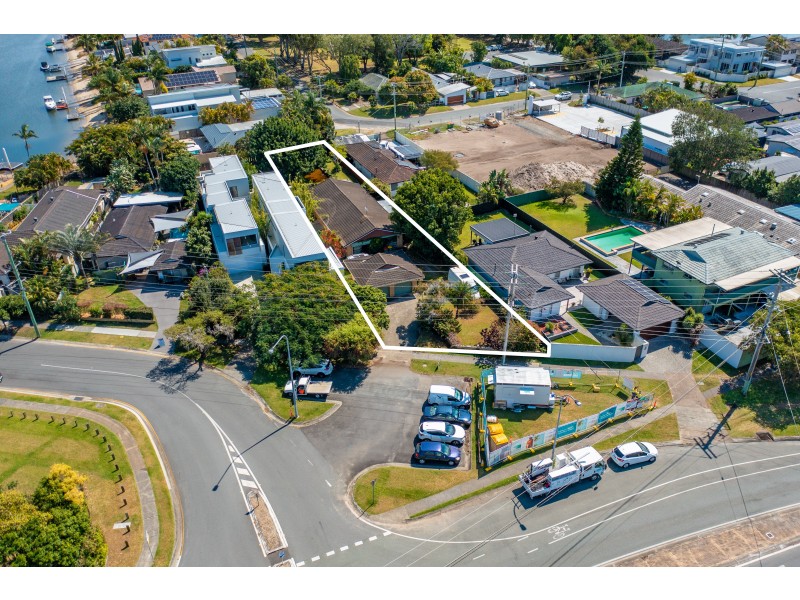 9 Holland Court, Broadbeach Waters QLD 4218