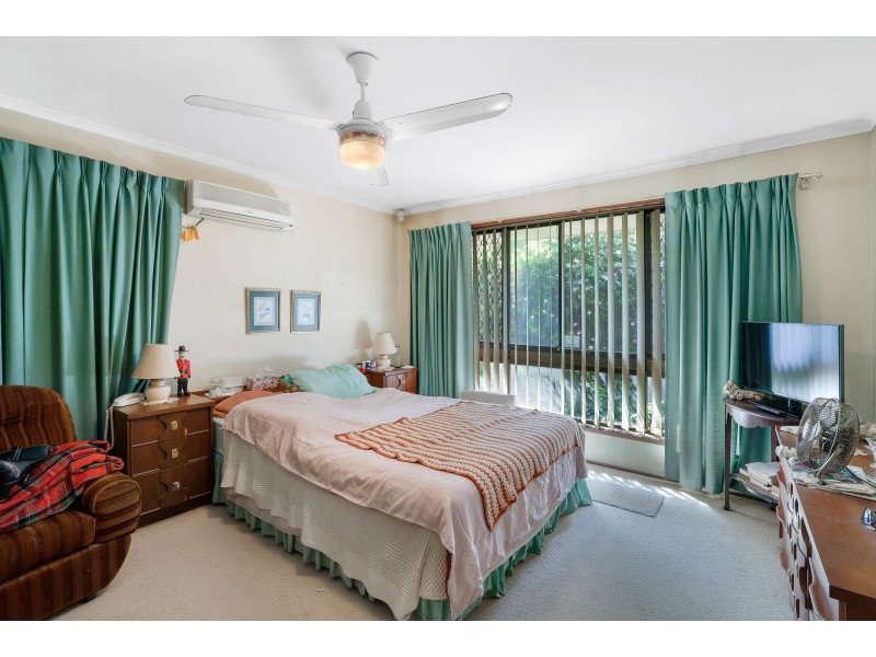 9 Holland Court, Broadbeach Waters QLD 4218