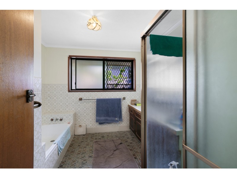 9 Holland Court, Broadbeach Waters QLD 4218