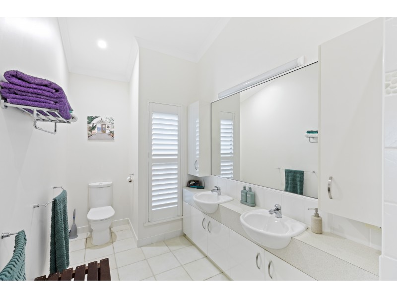 33 Blackcurrant Drive, Hideaway Bay QLD 4800