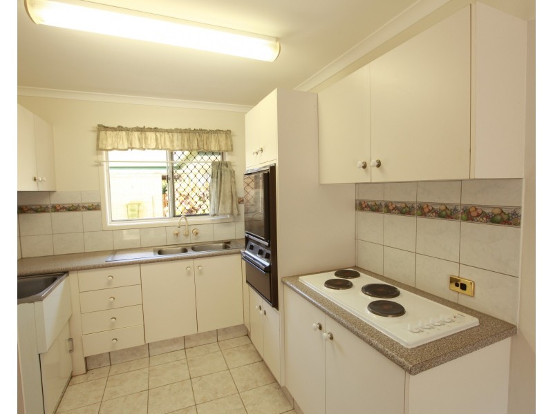 2/20 Parneno Street, Chevron Island QLD 4217