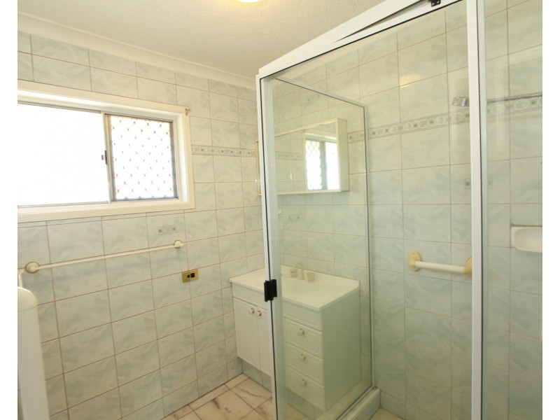 2/20 Parneno Street, Chevron Island QLD 4217