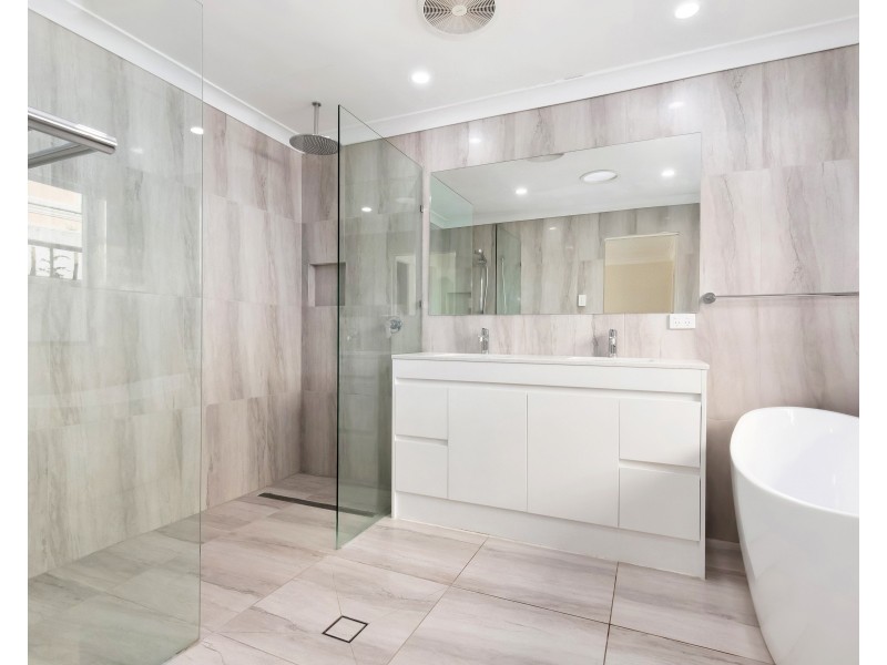 8 Buccaneer Court, Paradise Waters QLD 4217