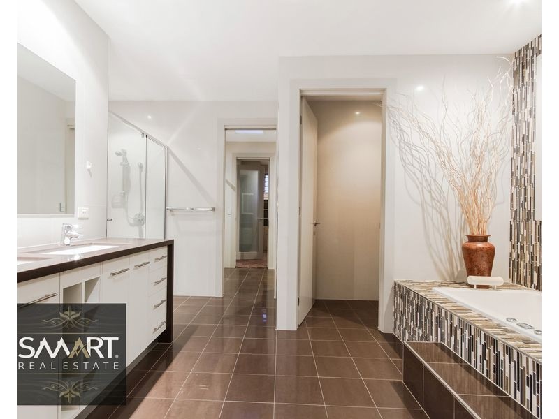 3028 The Boulevarde, Benowa QLD 4217