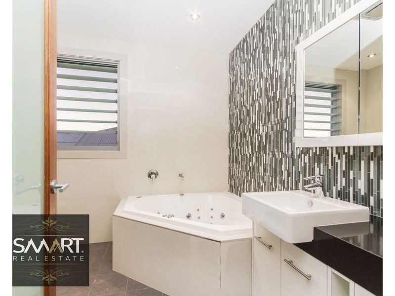3028 The Boulevarde, Benowa QLD 4217