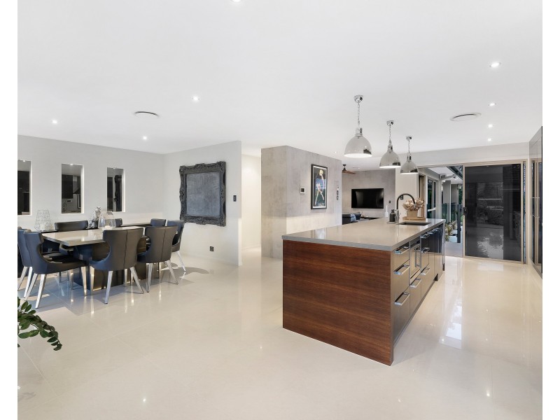 4 Riverdowns Crescent, Helensvale QLD 4212