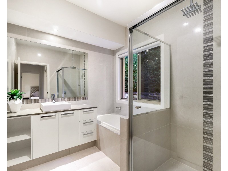 4 Riverdowns Crescent, Helensvale QLD 4212