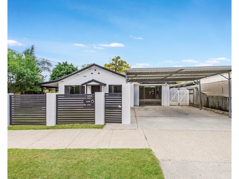 154 Government Road, Labrador QLD 4215