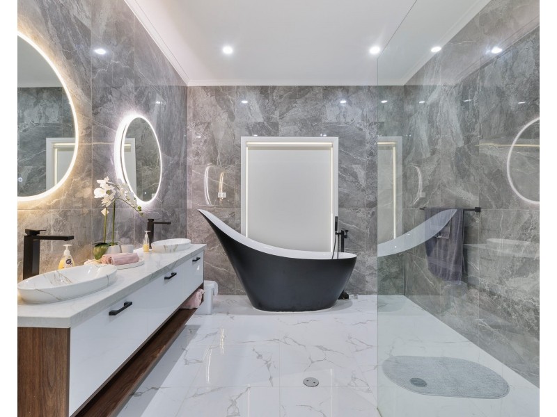 31 Riverdowns Crescent, Helensvale QLD 4212
