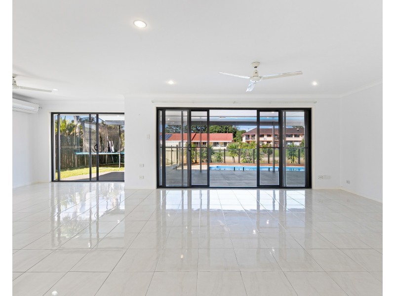 5 Reef Court, Mermaid Waters QLD 4218