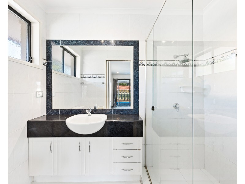 5 Reef Court, Mermaid Waters QLD 4218