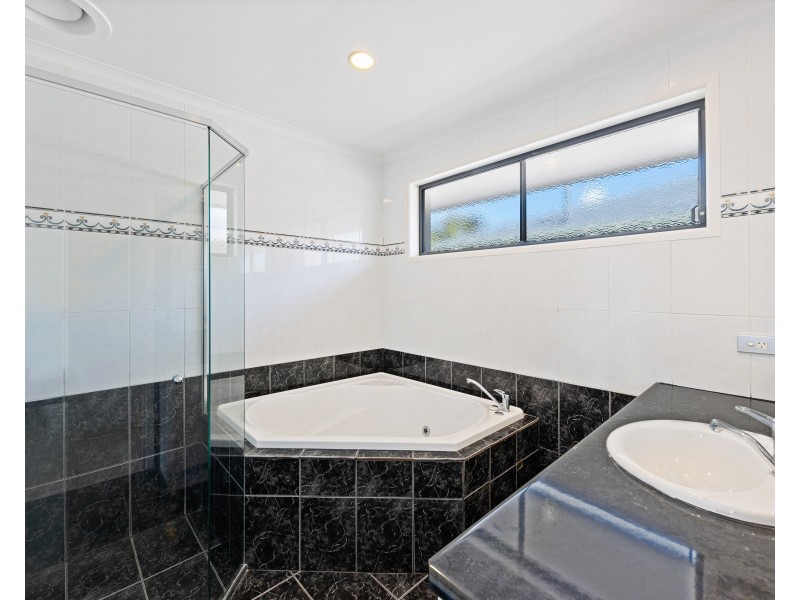 5 Reef Court, Mermaid Waters QLD 4218