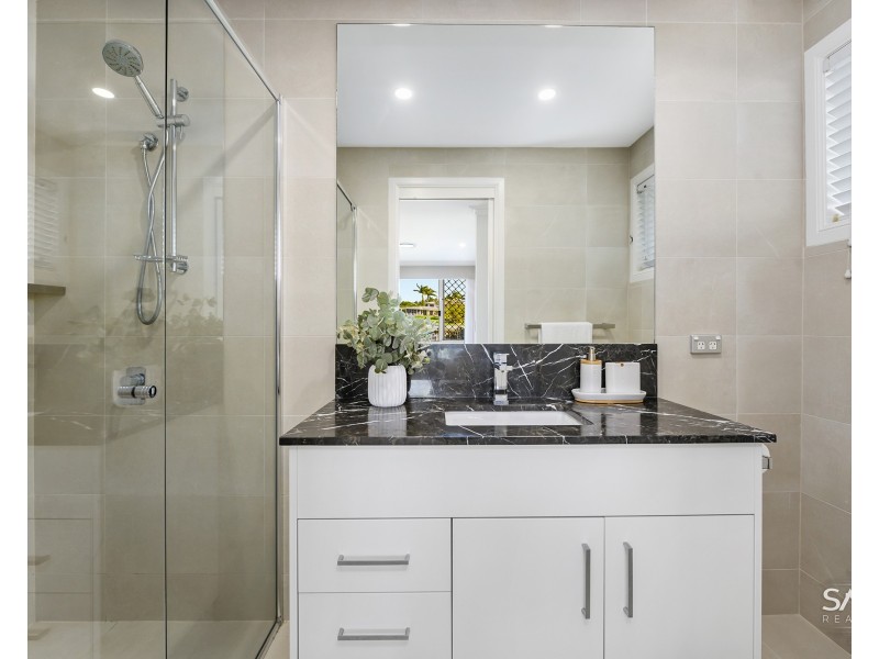 15 Donegal Crescent, Sorrento QLD 4217