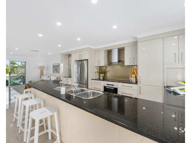 15 Donegal Crescent, Sorrento QLD 4217