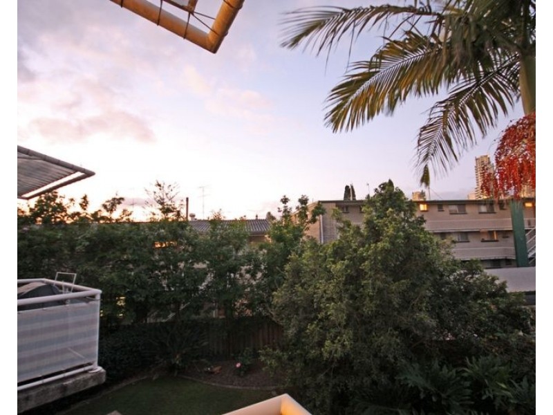 14/15 Weemala Street, Chevron Island QLD 4217