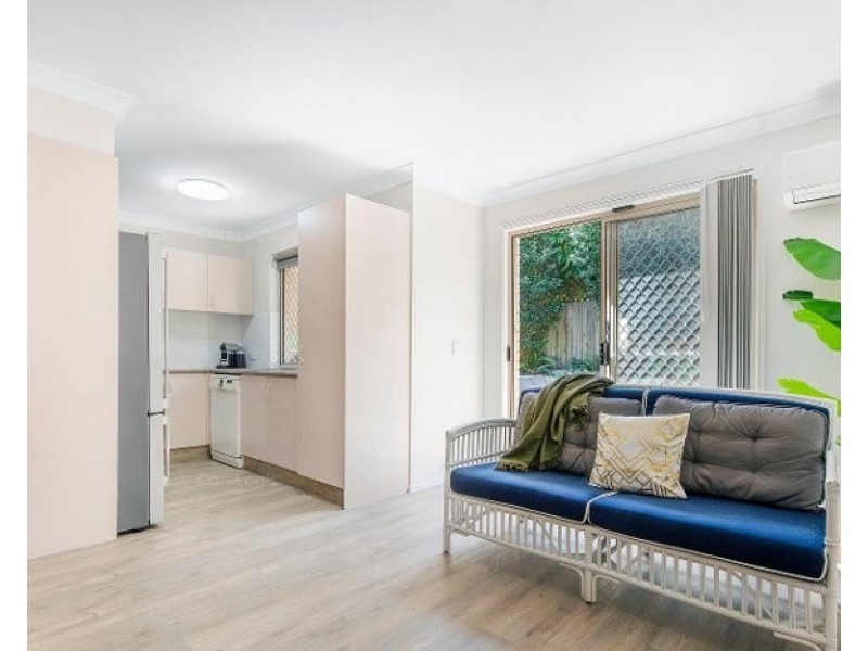 2/9 Maltman Avenue, Southport QLD 4215