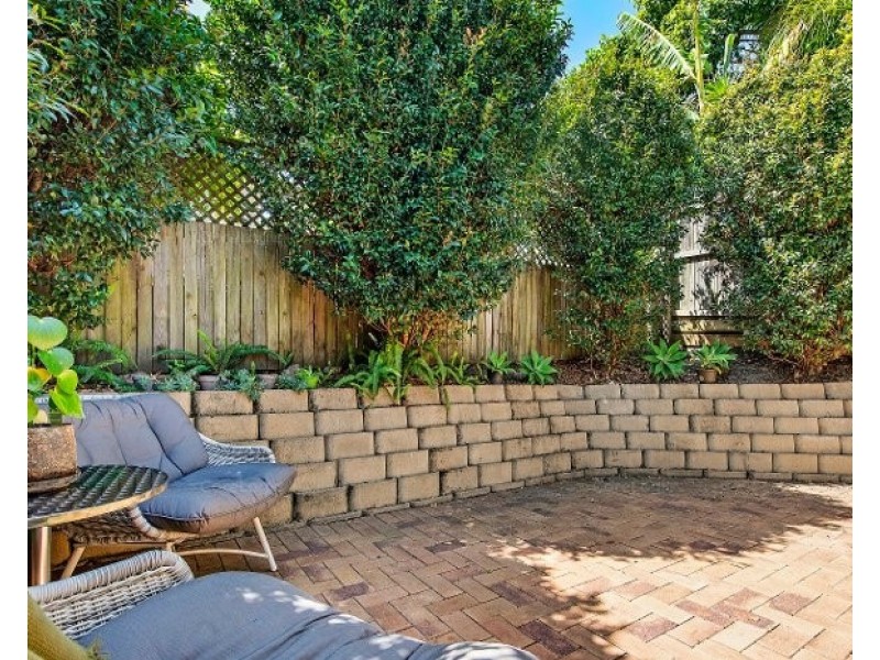 2/9 Maltman Avenue, Southport QLD 4215