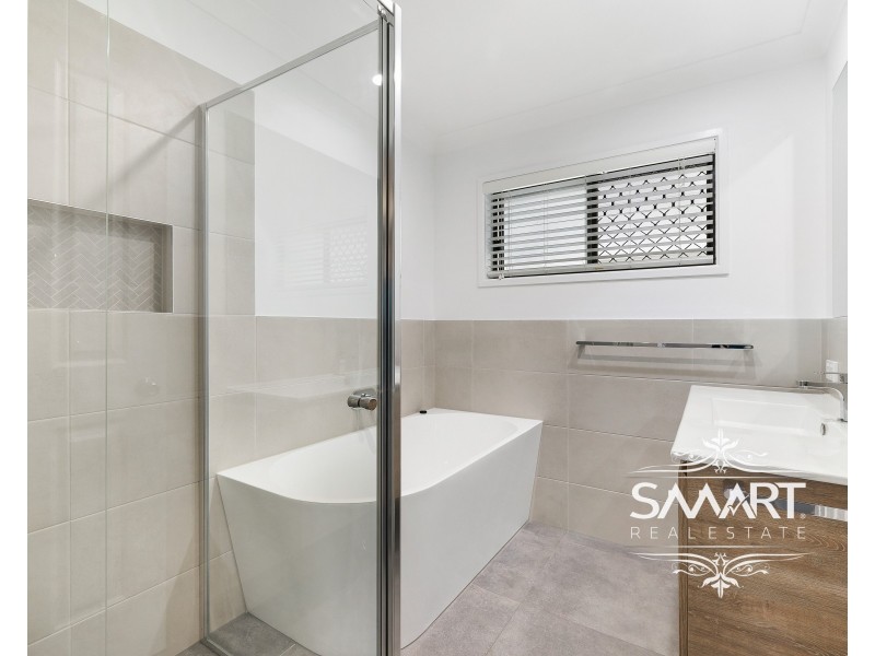 43 Lambros Drive, Benowa QLD 4217