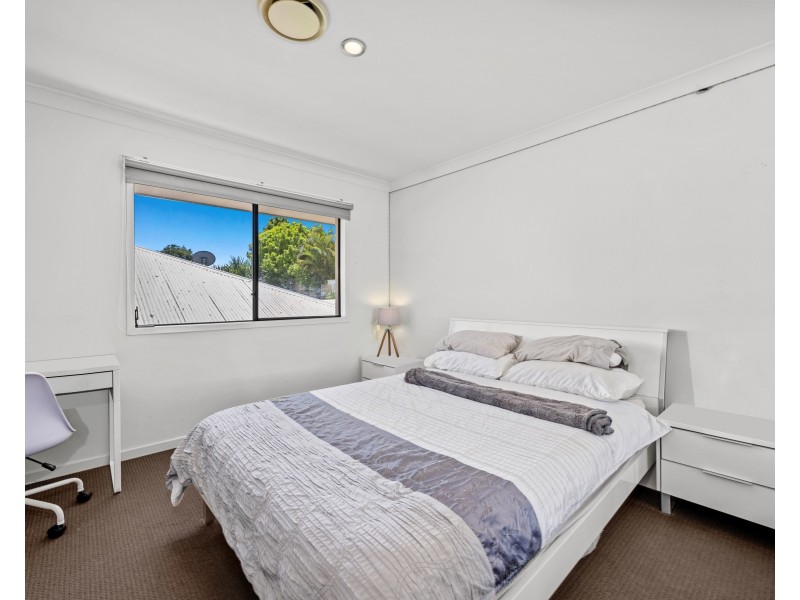 18 Casuarina Drive, Molendinar QLD 4214