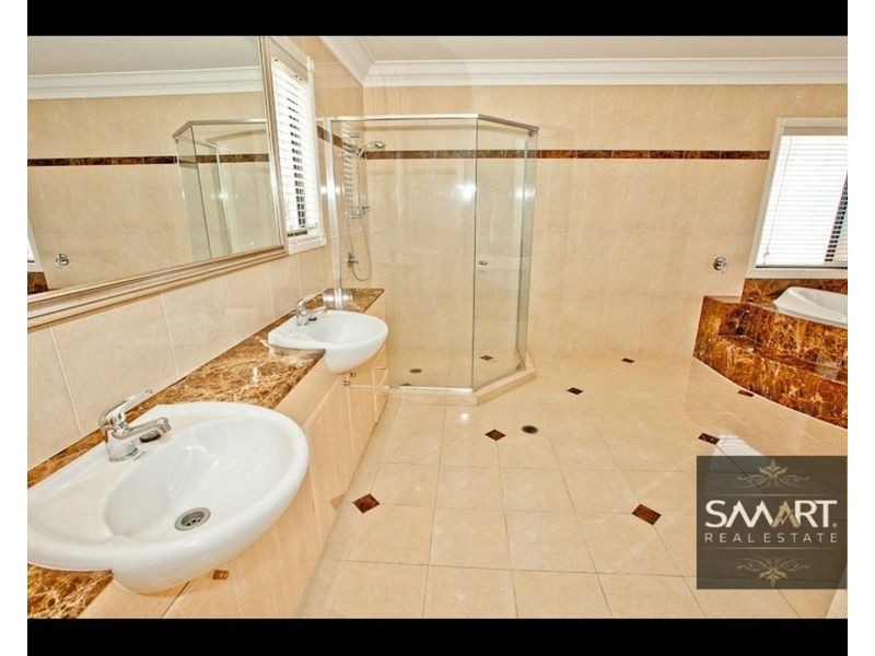 121 Edinburgh Road, Benowa Waters QLD 4217