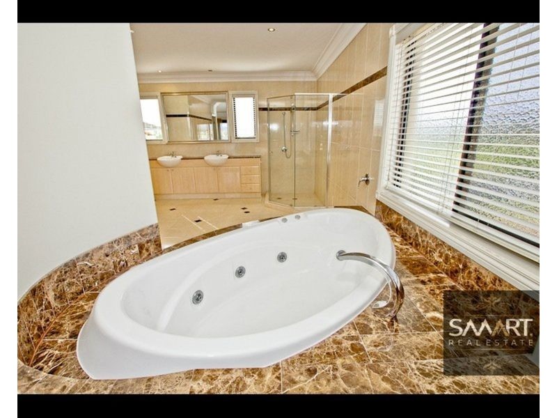 121 Edinburgh Road, Benowa Waters QLD 4217