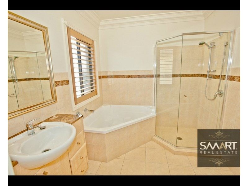 121 Edinburgh Road, Benowa Waters QLD 4217