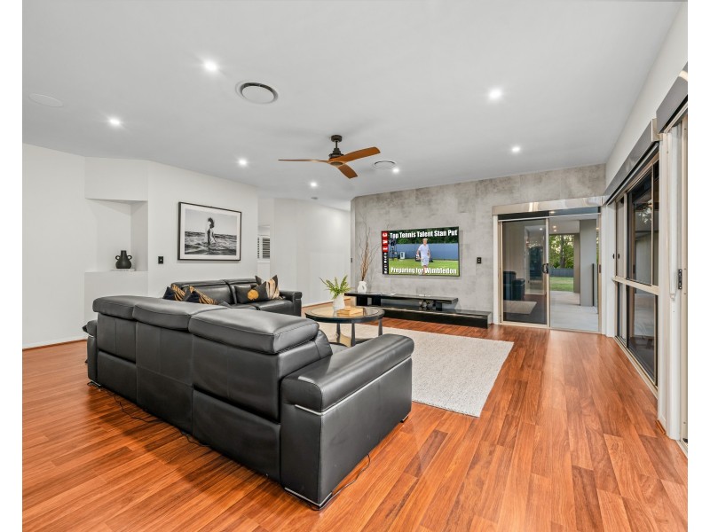 4 Riverdowns Crescent, Helensvale QLD 4212