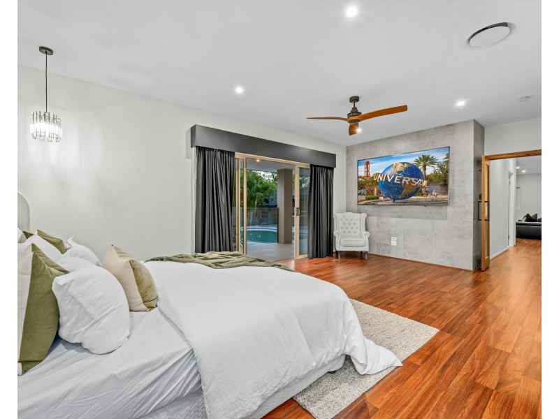 4 Riverdowns Crescent, Helensvale QLD 4212