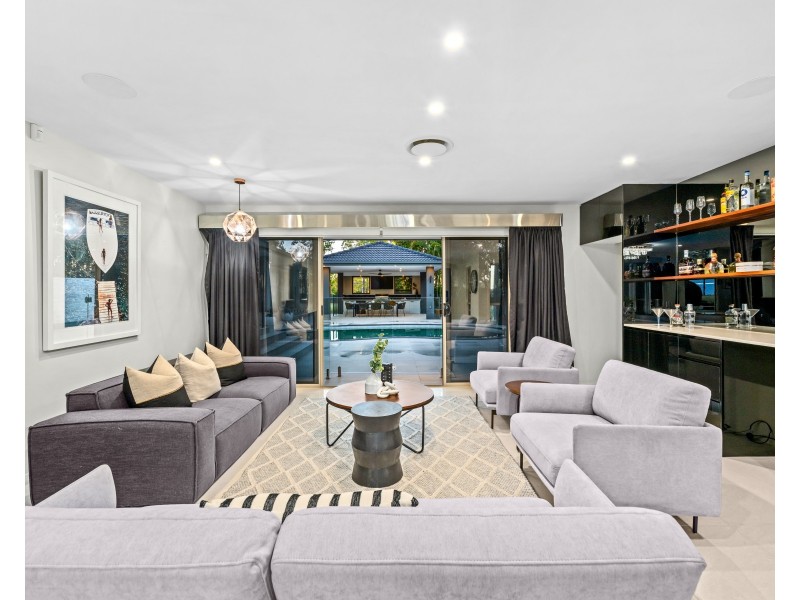 4 Riverdowns Crescent, Helensvale QLD 4212