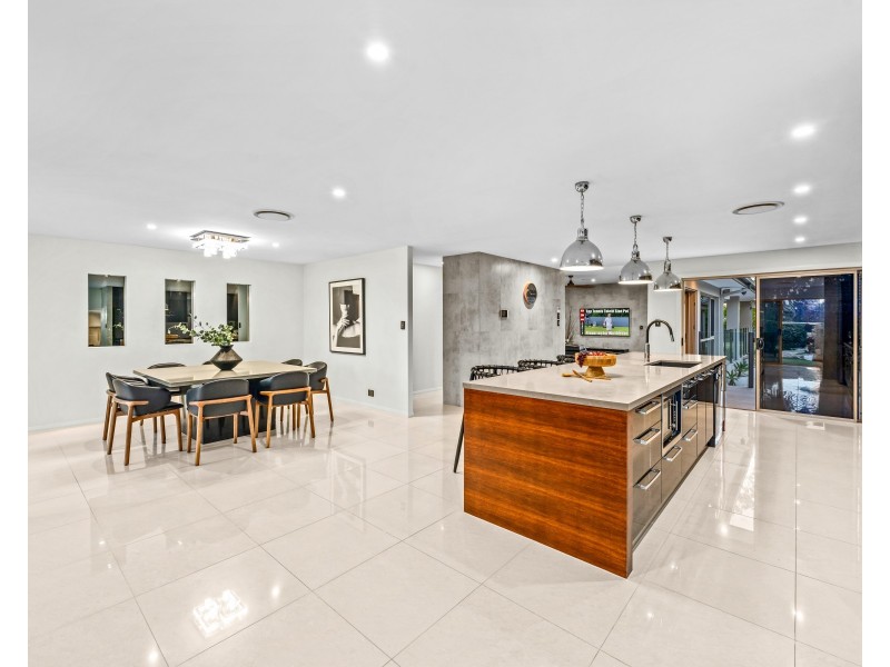 4 Riverdowns Crescent, Helensvale QLD 4212