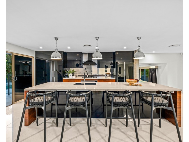 4 Riverdowns Crescent, Helensvale QLD 4212