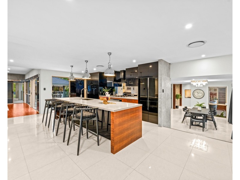 4 Riverdowns Crescent, Helensvale QLD 4212