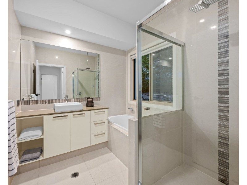 4 Riverdowns Crescent, Helensvale QLD 4212