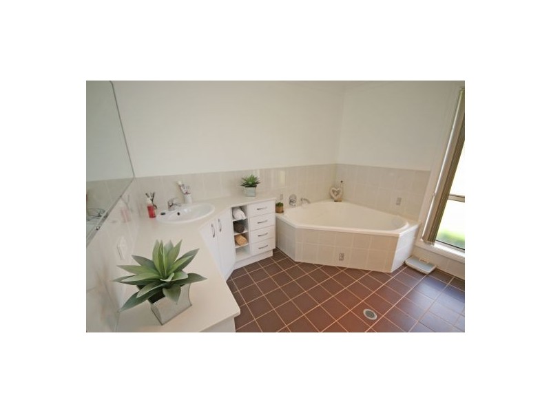 13 Whiporie Close, Tamworth NSW 2340