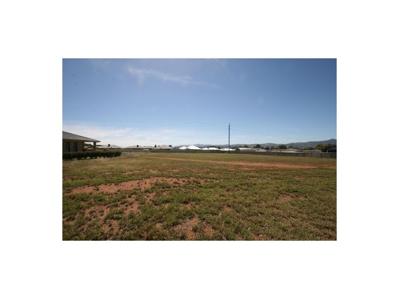 4 John Stuart Close, Tamworth NSW 2340