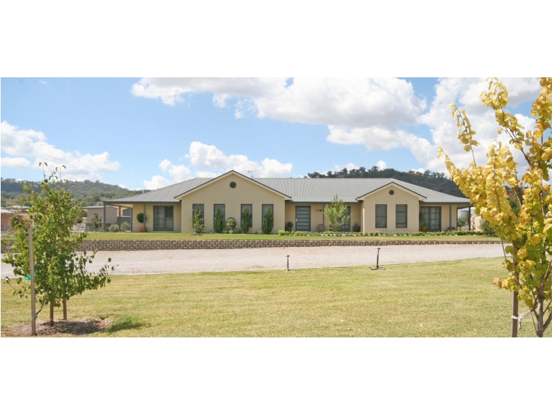 6 Benarkin Drive, Tamworth NSW 2340