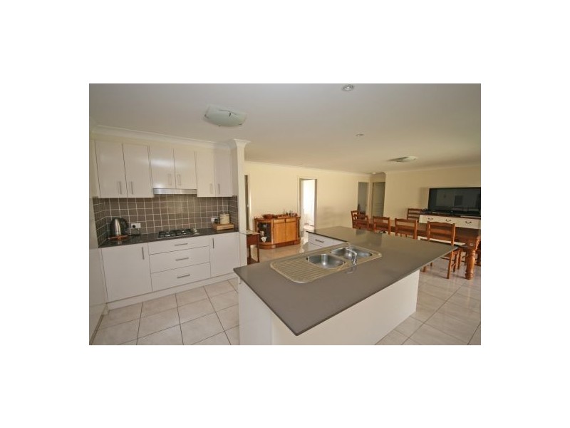 6 Baker Close, Tamworth NSW 2340