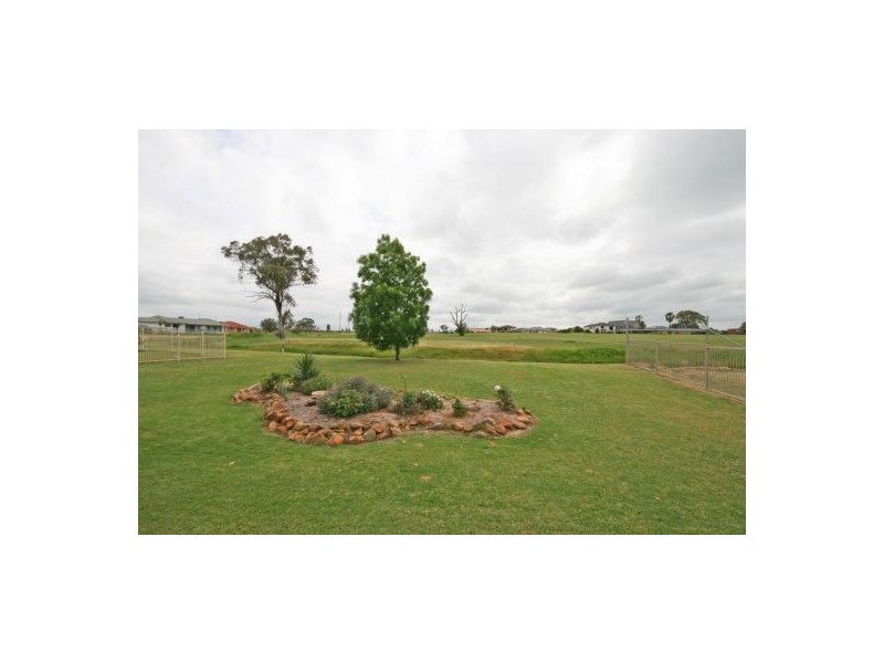 73 Greg Norman Drive, Tamworth NSW 2340